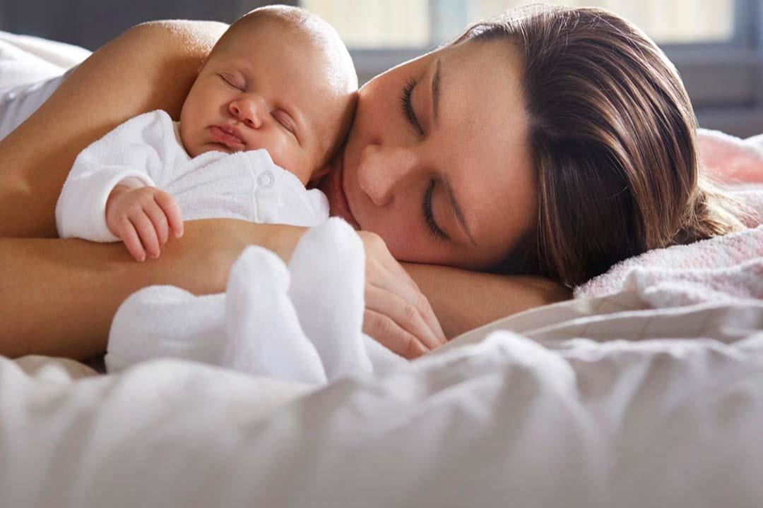 النوم بجوار رضيعك قد يقتله.. ما السبب؟ النوم بجوار رضيعك قد يقتله.. ما السبب؟
