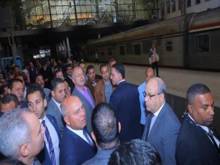 من "قطار الغلابة".. وزير النقل يفاجئ العاملين بمحطة طنطا من "قطار الغلابة".. وزير النقل يفاجئ العاملين بمحطة طنطا