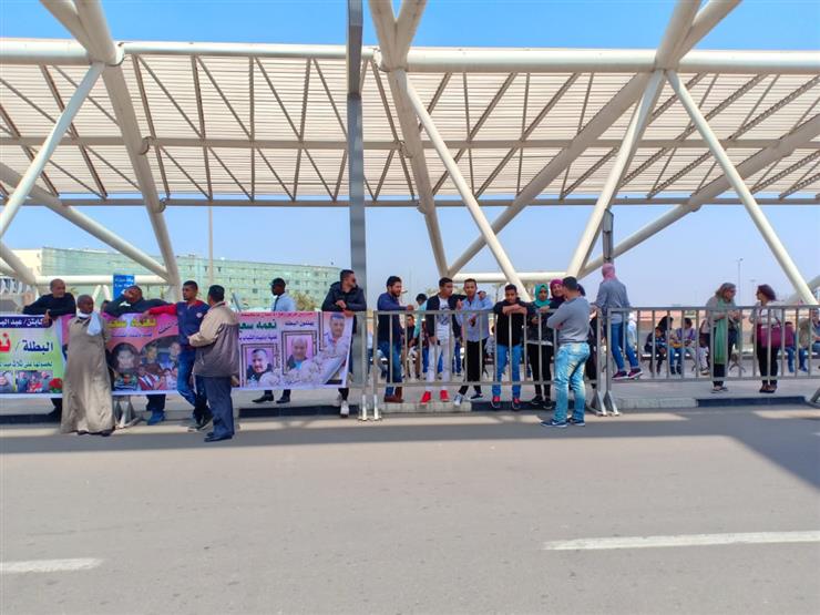 أهالي وأصدقاء بطلة رفع الأثقال يصلون مطار القاهرة لاستقبالها أهالي وأصدقاء بطلة رفع الأثقال يصلون مطار القاهرة لاستقبالها