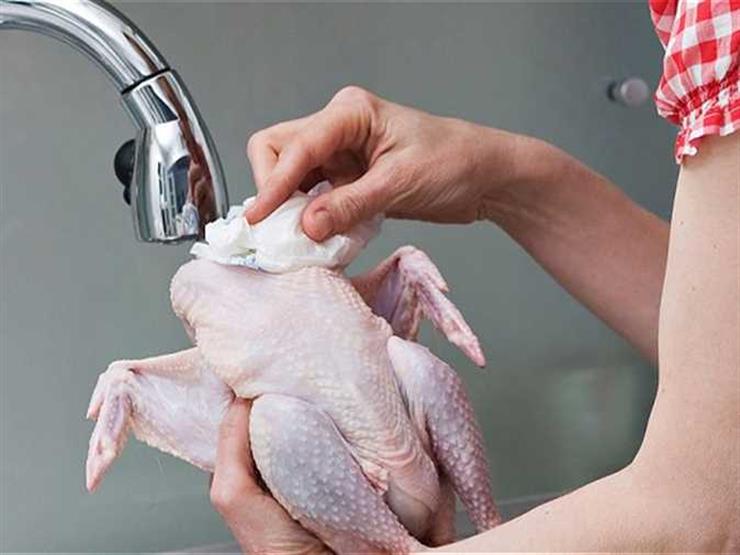 هل يجب غسل الدجاج النيء قبل طهيه؟ هل يجب غسل الدجاج النيء قبل طهيه؟