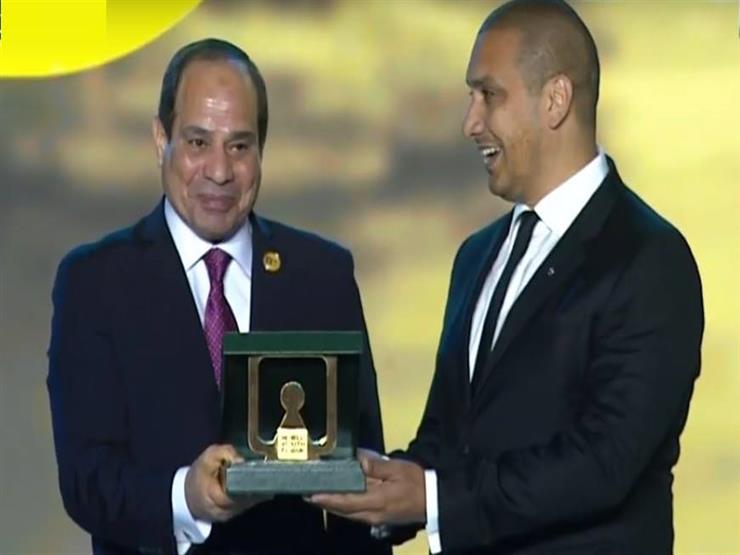 السيسي يُكرم "وليد عرفة" مصمم مسجد "باصونة" بسوهاج السيسي يُكرم "وليد عرفة" مصمم مسجد "باصونة" بسوهاج