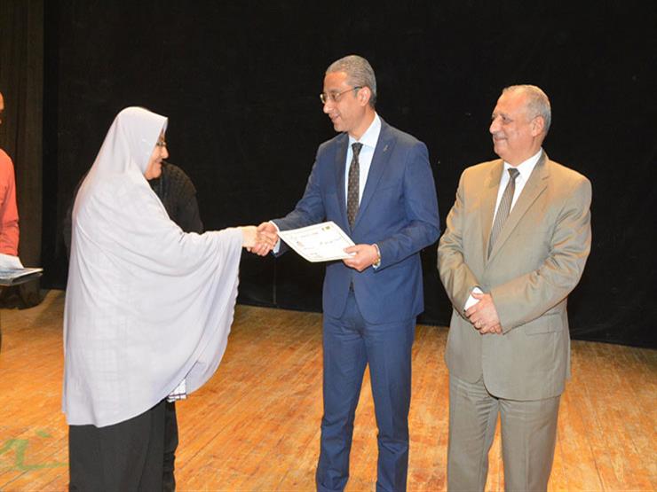 بالأسماء.. محافظ سوهاج يكرم الفائزات في مسابقة الأم المثالية بالأسماء.. محافظ سوهاج يكرم الفائزات في مسابقة الأم المثالية