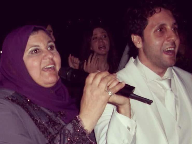 هشام ماجد يداعب والدته في عيد الأم هشام ماجد يداعب والدته في عيد الأم