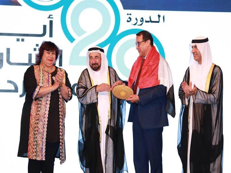 حاكم الشارقة يسلم مخرج "الطوق والأسورة" جائزة أفضل عرض مسرحي عربي (صور) حاكم الشارقة يسلم مخرج "الطوق والأسورة" جائزة أفضل عرض مسرحي عربي (صور)