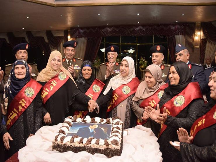القوات المسلحة تحتفل بتكريم الأم المثالية والأب المثالي القوات المسلحة تحتفل بتكريم الأم المثالية والأب المثالي