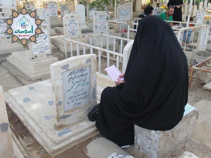 هل تجوز قراءة القرآن على القبور عند زيارتها؟.. أمين الفتوى يجيب هل تجوز قراءة القرآن على القبور عند زيارتها؟.. أمين الفتوى يجيب