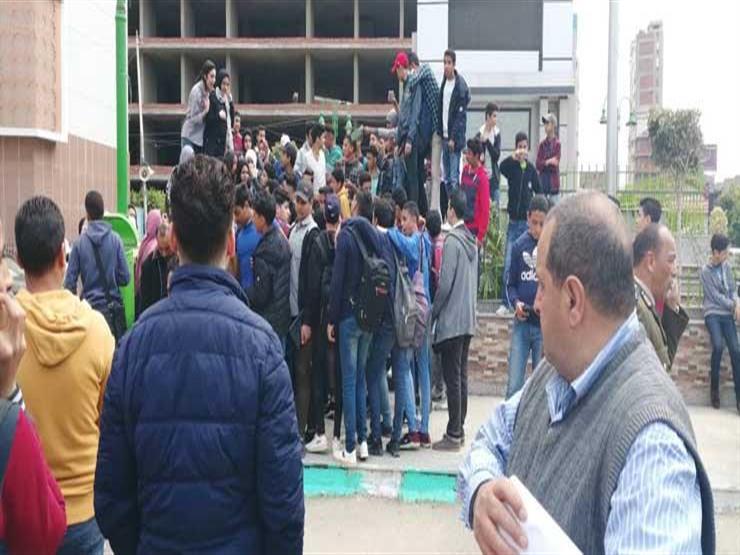امتحان ورقي وتقليل "حشو المناهج".. 10 مطالب لطلاب الثانوية في "مظاهرة التابلت" بالشرقية (فيديو) امتحان ورقي وتقليل "حشو المناهج".. 10 مطالب لطلاب الثانوية في "مظاهرة التابلت" بالشرقية (فيديو)