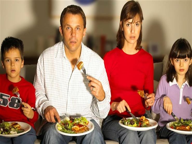 يسبب السكتة الدماغية.. تعرف على خطر الأكل أمام التليفزيون يسبب السكتة الدماغية.. تعرف على خطر الأكل أمام التليفزيون