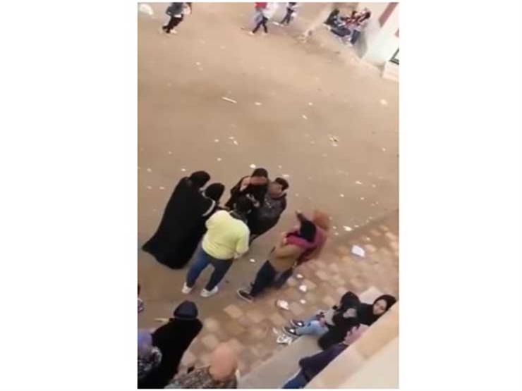 مصدر: "تعليم الشرقية" اتخذت إجراءً في واقعة احتضان وتقبيل شاب لـ 3 فتيات داخل مدرسة مصدر: "تعليم الشرقية" اتخذت إجراءً في واقعة احتضان وتقبيل شاب لـ 3 فتيات داخل مدرسة