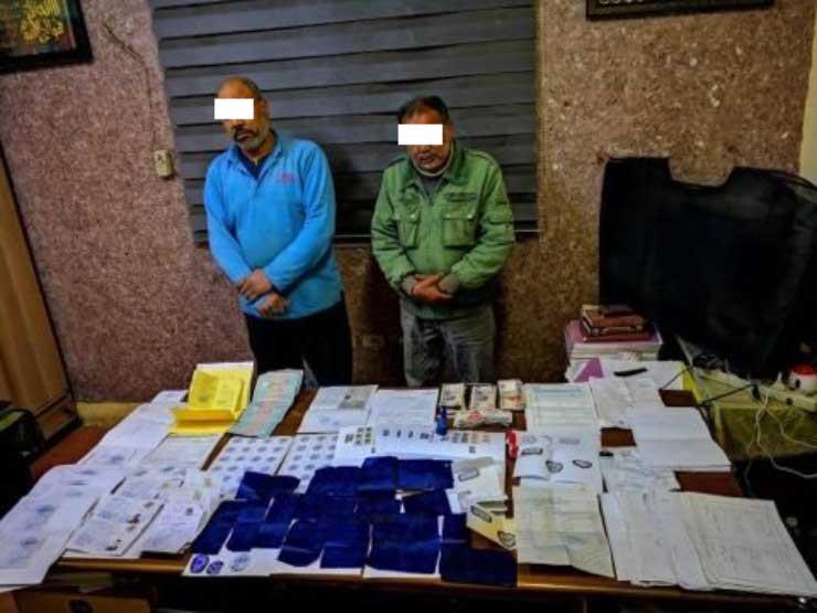 سقوط أخطر عصابة لتزوير التراخيص والمستندات في قبضة مباحث المرور| (صور) سقوط أخطر عصابة لتزوير التراخيص والمستندات في قبضة مباحث المرور| (صور)