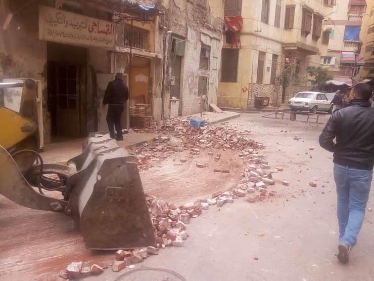 انهيار أجزاء من عقار في الإسكندرية.. والحي: صادر له قرار "هدم حتى سطح الأرض" انهيار أجزاء من عقار في الإسكندرية.. والحي: صادر له قرار "هدم حتى سطح الأرض"