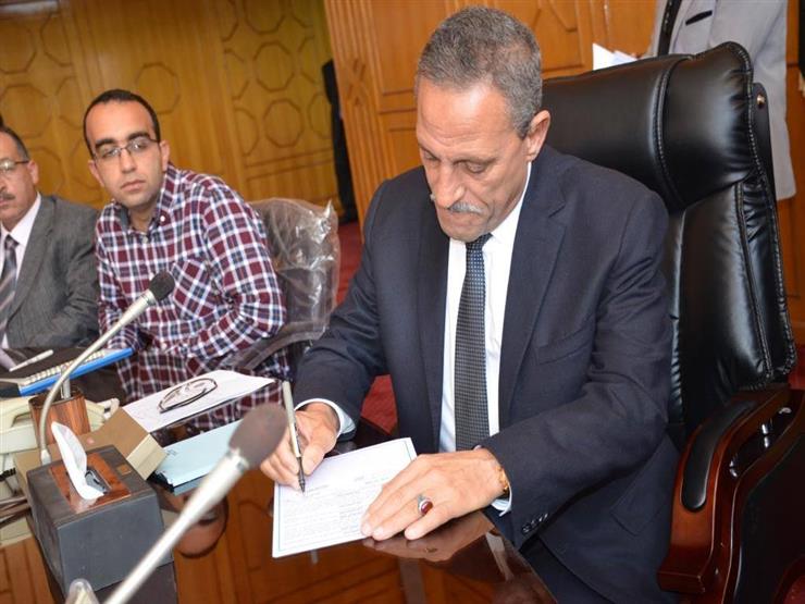 محافظ الاسماعيلية يسلم الدفعة الرابعة من عقود تمليك الأراضي لواضعي اليد محافظ الاسماعيلية يسلم الدفعة الرابعة من عقود تمليك الأراضي لواضعي اليد