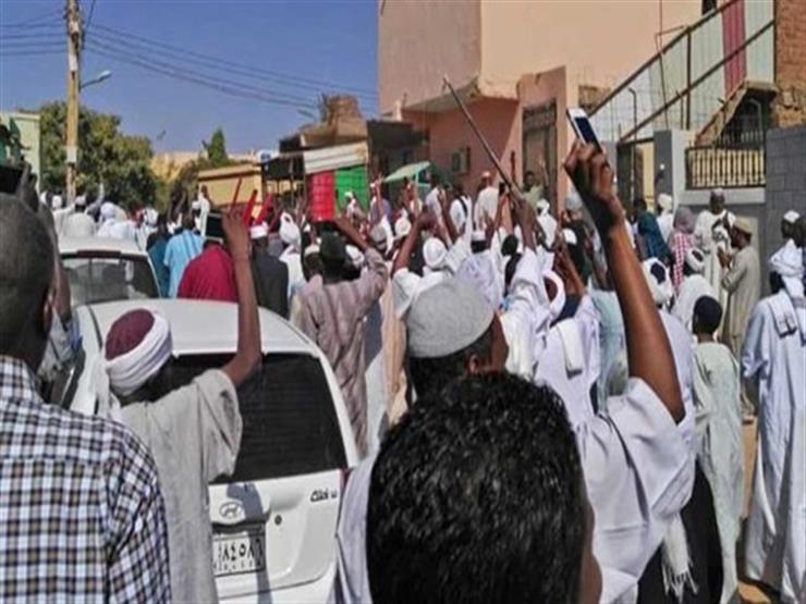 بالفيديو - متظاهرون يقتحمون منزل البشير بالفيديو - متظاهرون يقتحمون منزل البشير
