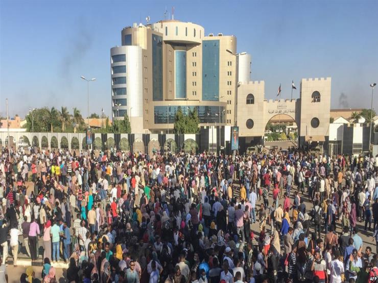 تجمع المهنيين: محاولات لفض "اعتصام القيادة" في الخرطوم تجمع المهنيين: محاولات لفض "اعتصام القيادة" في الخرطوم