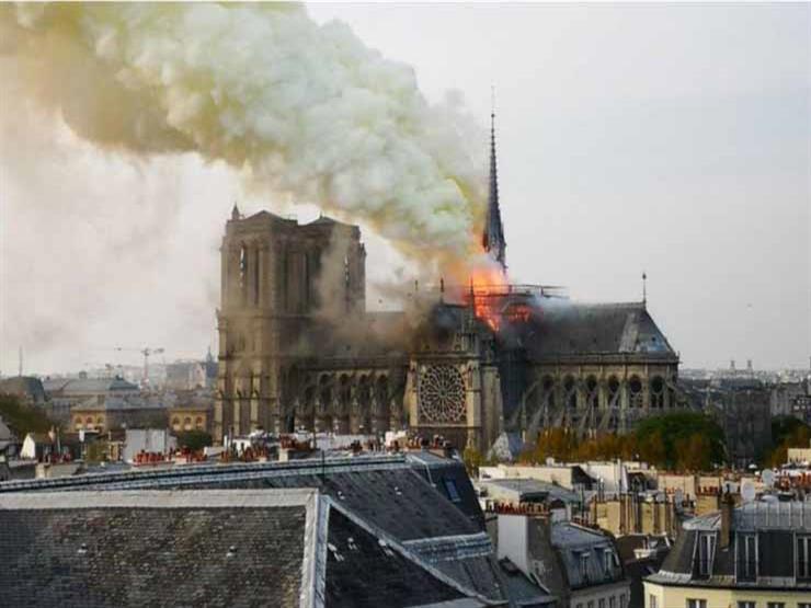 باريس حريق هائل في كاتدرائية نوتردام التاريخية