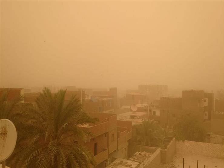 عاصفة ترابية تجتاح الوادي الجديد.. والمحافظ يعلن "الطوارئ" عاصفة ترابية تجتاح الوادي الجديد.. والمحافظ يعلن "الطوارئ"