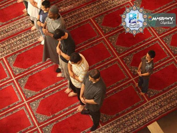 حكم صلاة المنفرد خلف الصف.. وهل يجب جذب أحد المصلين ليصلي معه؟ حكم صلاة المنفرد خلف الصف.. وهل يجب جذب أحد المصلين ليصلي معه؟