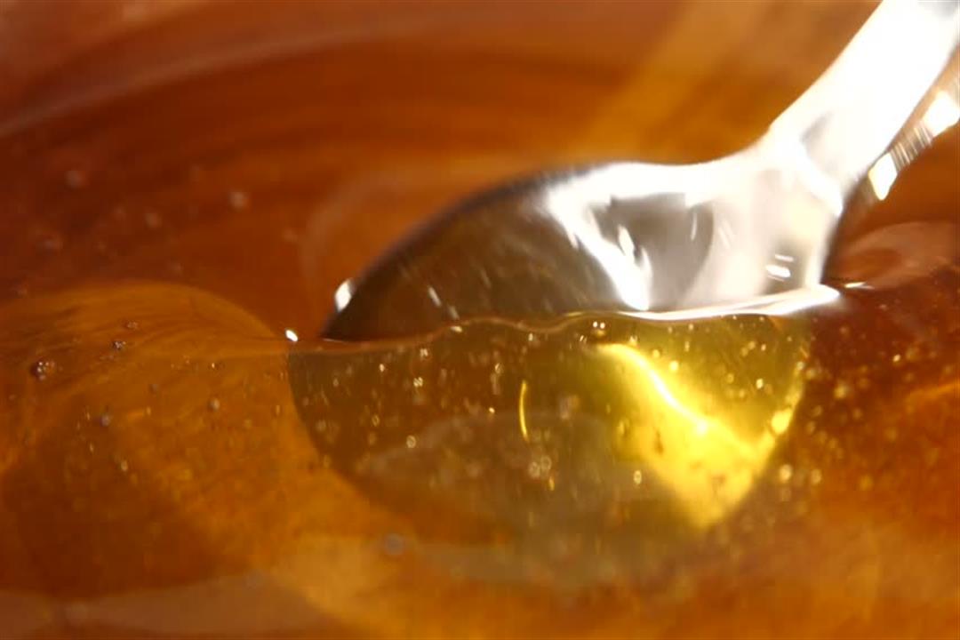  الملاعق المعدنية تجعل عسل النحل شديد السمية.. إليك بدائلها الصحية