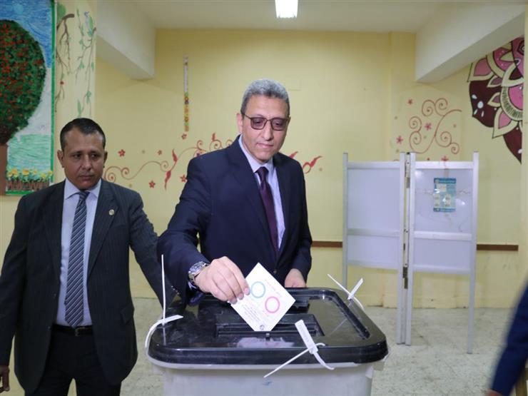 الأمين العام لمجلس النواب يدلي بصوته في الاستفتاء على التعديلات الدستورية الأمين العام لمجلس النواب يدلي بصوته في الاستفتاء على التعديلات الدستورية