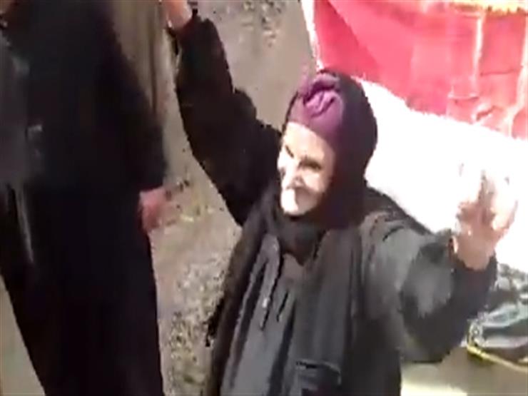 فيديو| مُسنة ترقص على أنغام "المزمار" أمام لجنة الاستفتاء في البحيرة فيديو| مُسنة ترقص على أنغام "المزمار" أمام لجنة الاستفتاء في البحيرة