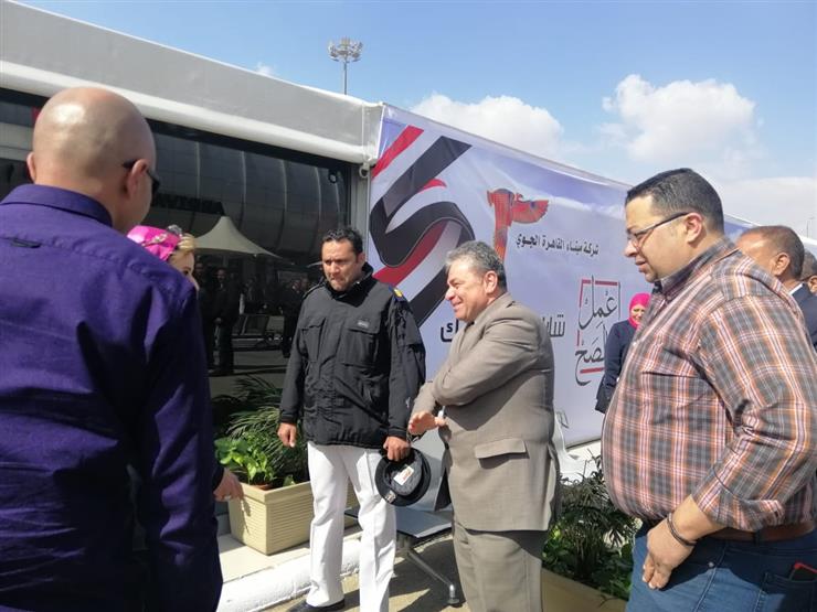 رئيس شركة ميناء القاهرة الجوي يتفقد لجان الاستفتاء بالصالات رئيس شركة ميناء القاهرة الجوي يتفقد لجان الاستفتاء بالصالات