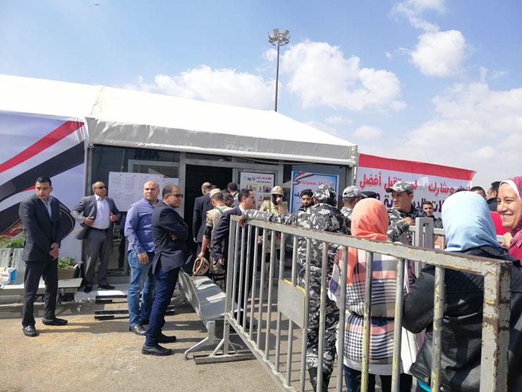 إقبال كبير على لجان استفتاء التعديلات الدستورية في مطار القاهرة إقبال كبير على لجان استفتاء التعديلات الدستورية في مطار القاهرة