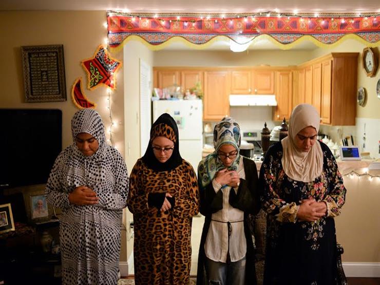إذا أمَّت امرأة سيدات في جماعة.. فأين يقفن منها؟.. أمين الفتوى يوضح إذا أمَّت امرأة سيدات في جماعة.. فأين يقفن منها؟.. أمين الفتوى يوضح