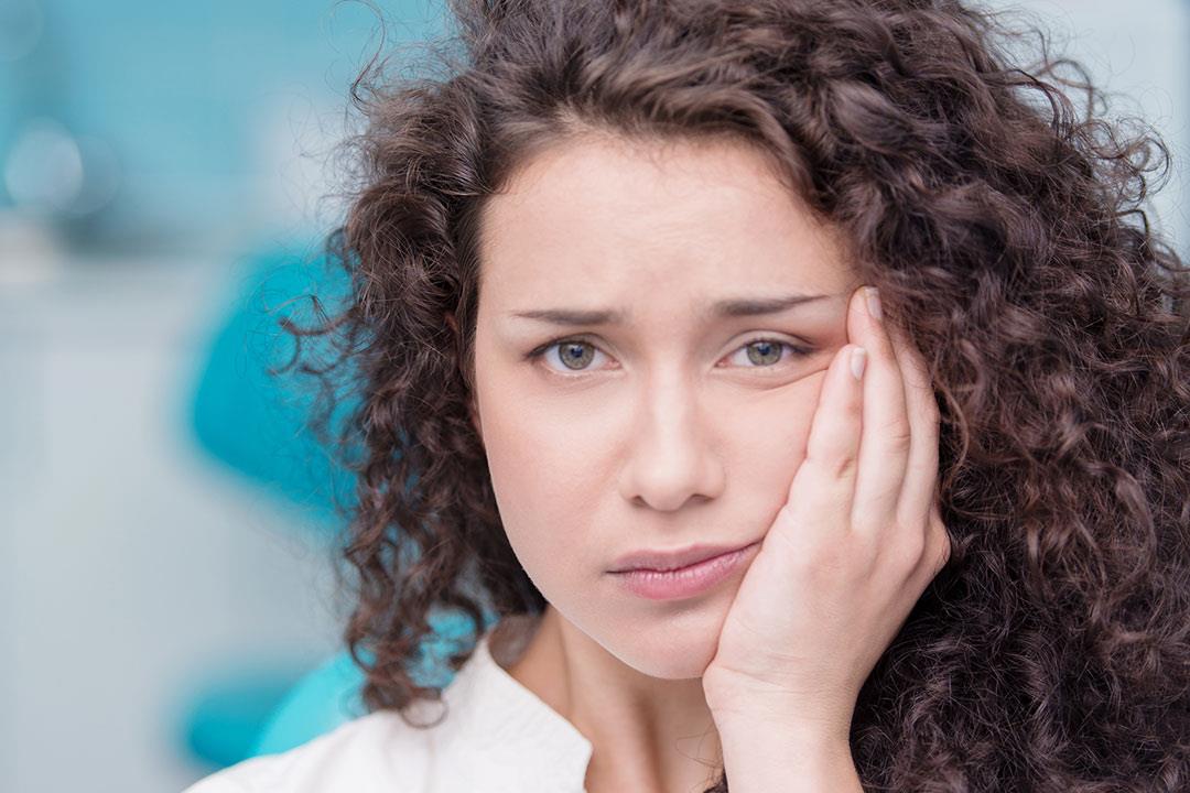 دون الحاجة إلى الطبيب.. إليك طرق منزلية لعلاج حساسية الأسنان دون الحاجة إلى الطبيب.. إليك طرق منزلية لعلاج حساسية الأسنان