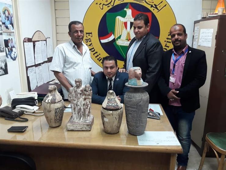 إحباط محاولة تهريب تمثال وكسور فخار أثرية مع بريطاني بمطار أسوان إحباط محاولة تهريب تمثال وكسور فخار أثرية مع بريطاني بمطار أسوان