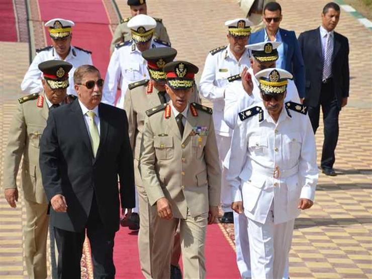 قادة الجيوش يضعون أكاليل الزهور على النصب التذكاري للجندي المجهول قادة الجيوش يضعون أكاليل الزهور على النصب التذكاري للجندي المجهول