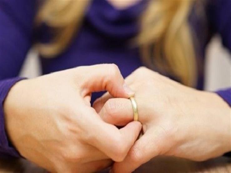 "مروة" تطلب الخلع: "فهمني إنه محامي وطلع عامل بنزينة" "مروة" تطلب الخلع: "فهمني إنه محامي وطلع عامل بنزينة"