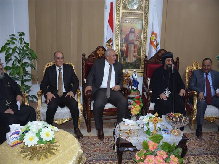 محافظ الوادي الجديد يزور الإبراشية لتهنئة الأقباط بـ"عيد القيامة" محافظ الوادي الجديد يزور الإبراشية لتهنئة الأقباط بـ"عيد القيامة"