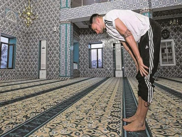 هل تجوز صلاة الرجل مكشوف الذراعين؟.. أمين الفتوى يجيب هل تجوز صلاة الرجل مكشوف الذراعين؟.. أمين الفتوى يجيب