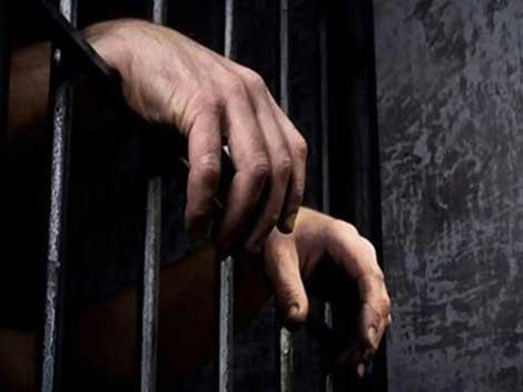 بتهمة حيازة "حشيش" داخل سجن الاستئناف.. الحبس سنة لنجار مسلح بتهمة حيازة "حشيش" داخل سجن الاستئناف.. الحبس سنة لنجار مسلح