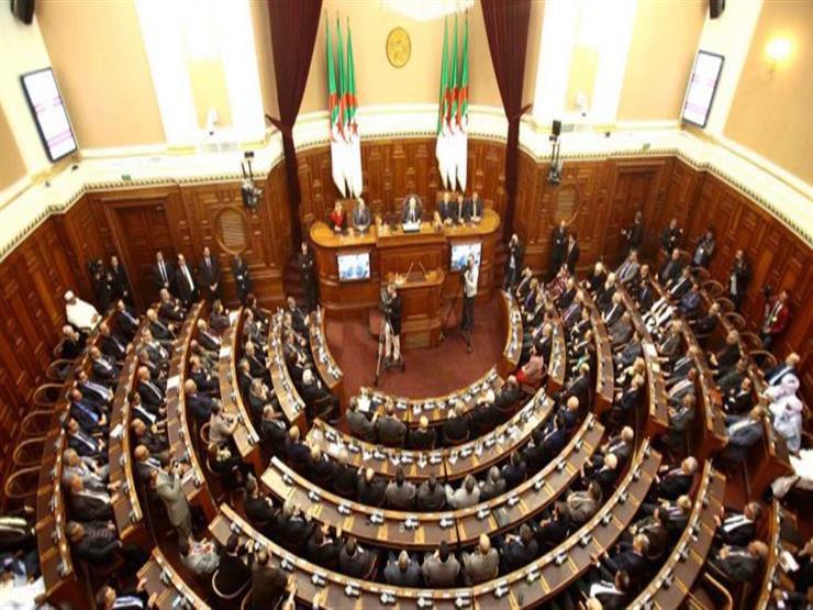 البرلمان الجزائري يبدأ إجراءات رفع الحصانة عن نائب متهم بالفساد البرلمان الجزائري يبدأ إجراءات رفع الحصانة عن نائب متهم بالفساد