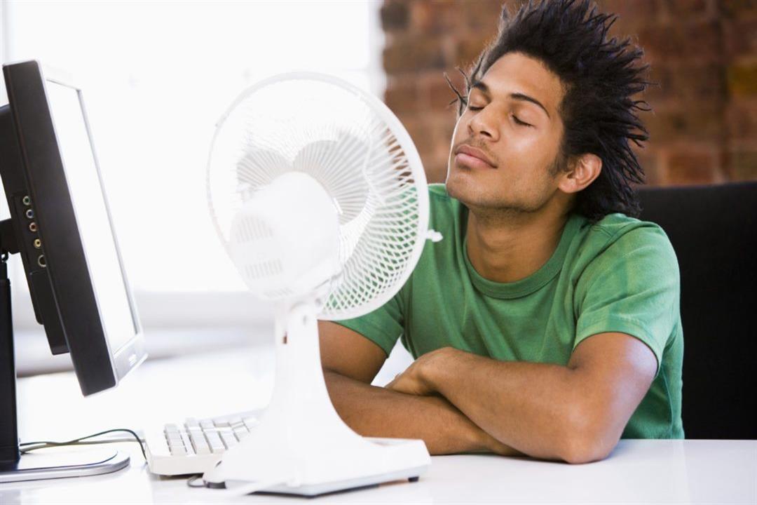 جفاف الفم و التهاب العين.. إليك أضرار استخدام المروحة جفاف الفم و التهاب العين.. إليك أضرار استخدام المروحة
