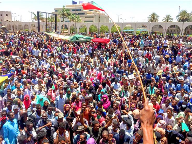 شهود عيان: حريق في مقر القيادة العامة للجيش السوداني شهود عيان: حريق في مقر القيادة العامة للجيش السوداني
