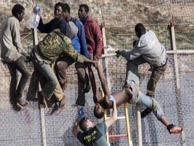 إسبانيا: تسلق 52 مهاجرا لسياج مدينة "مليلية" إسبانيا: تسلق 52 مهاجرا لسياج مدينة "مليلية"