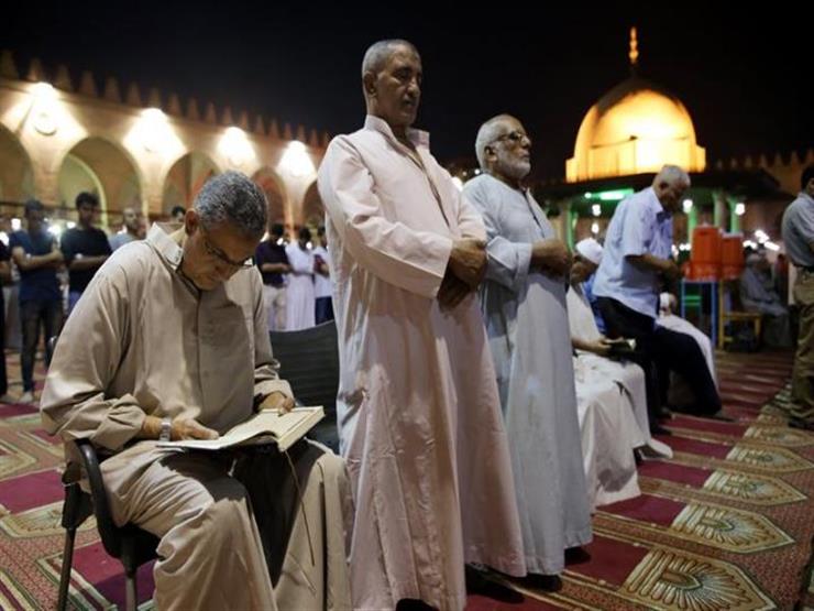 هل يجوز صلاة كبار السن جالسين وسط صف الجماعة؟.. المفتي السابق يجيب هل يجوز صلاة كبار السن جالسين وسط صف الجماعة؟.. المفتي السابق يجيب