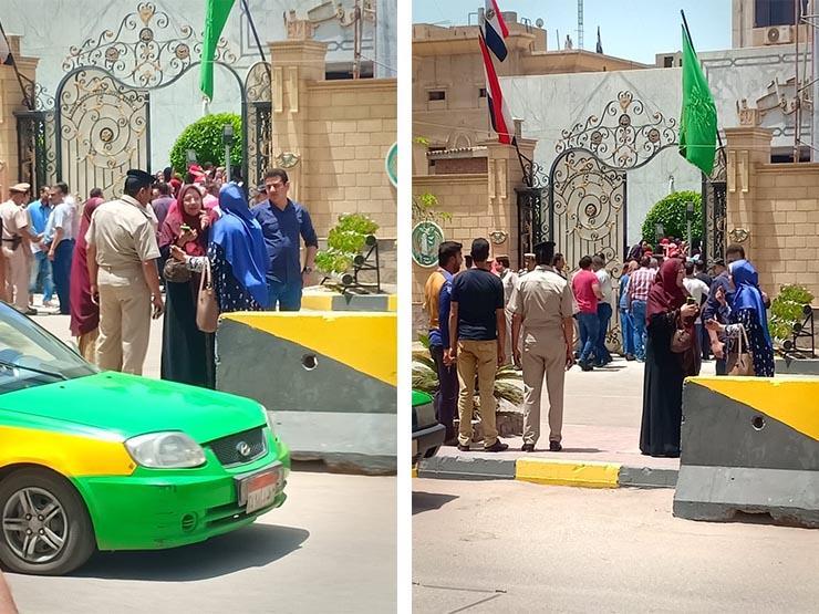 أزمة التابلت.. وقفة احتجاجية لطلاب أولى ثانوي أمام ديوان محافظة المنوفية أزمة التابلت.. وقفة احتجاجية لطلاب أولى ثانوي أمام ديوان محافظة المنوفية