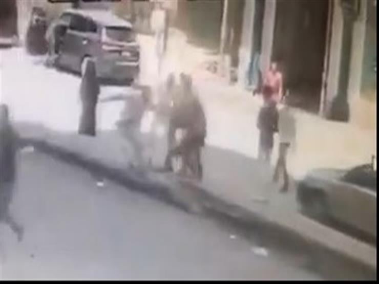 فيديو.. لحظة اختطاف شاب وهتك عرضه لإجباره على الزواج من فتاة في شبرا فيديو.. لحظة اختطاف شاب وهتك عرضه لإجباره على الزواج من فتاة في شبرا