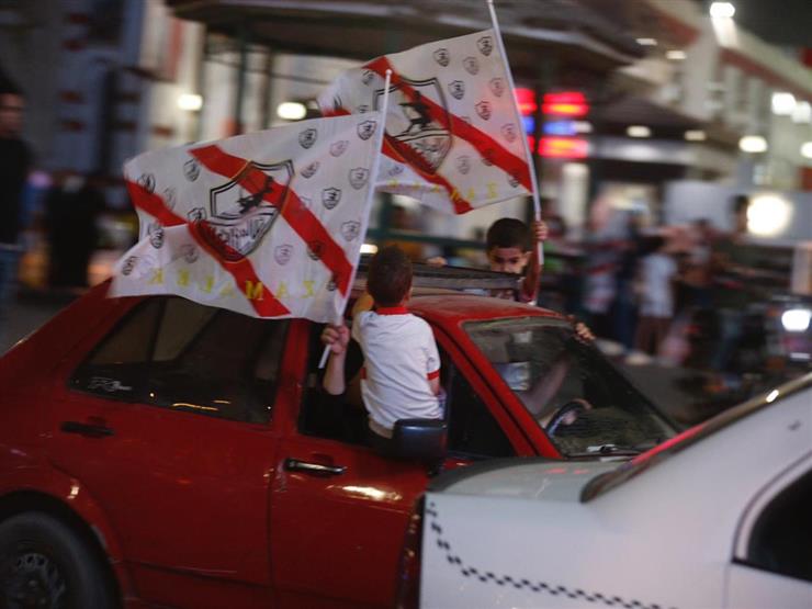 جماهير الزمالك تستقبل حافلة الفريق بعد وصولها مقر النادي جماهير الزمالك تستقبل حافلة الفريق بعد وصولها مقر النادي