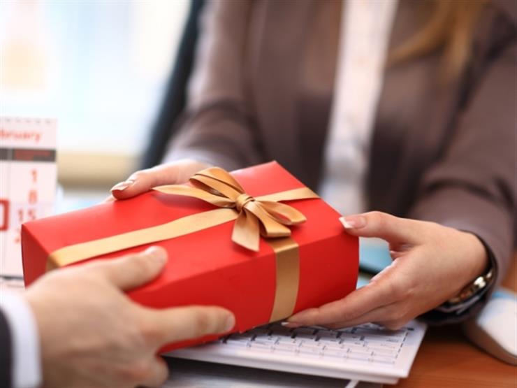 خبيرة إتيكيت توضح طرق تقديم الهدية المناسبة في العيد خبيرة إتيكيت توضح طرق تقديم الهدية المناسبة في العيد