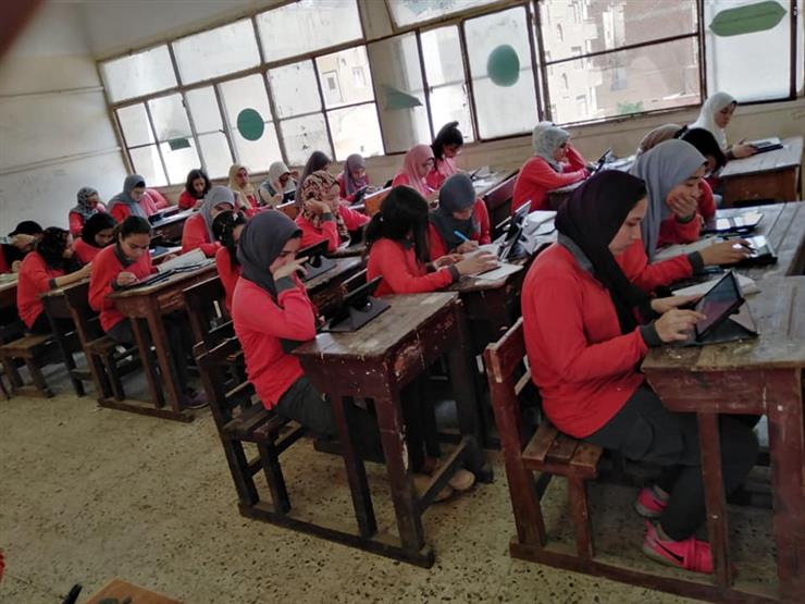 طلاب أولى ثانوي يشكون صعوبة امتحان الكيمياء: "نذاكر منين علشان نحل؟" طلاب أولى ثانوي يشكون صعوبة امتحان الكيمياء: "نذاكر منين علشان نحل؟"