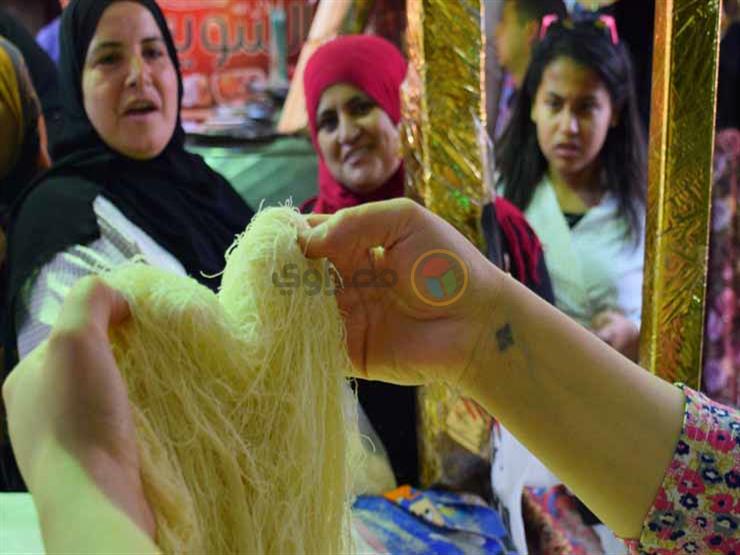 من الجدة للحفيدة.. أسرة مسيحية تبيع الكنافة والقطايف لأهالي شبرا في رمضان من الجدة للحفيدة.. أسرة مسيحية تبيع الكنافة والقطايف لأهالي شبرا في رمضان