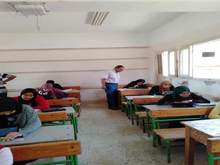 طلاب أولى ثانوي يؤدون امتحان الفرصة الثانية في الرياضيات طلاب أولى ثانوي يؤدون امتحان الفرصة الثانية في الرياضيات