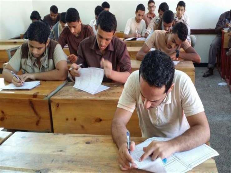 طالب يمزق ورقة الإجابة في امتحان الديناميكا للثانوية العامة بكفر الشيخ طالب يمزق ورقة الإجابة في امتحان الديناميكا للثانوية العامة بكفر الشيخ