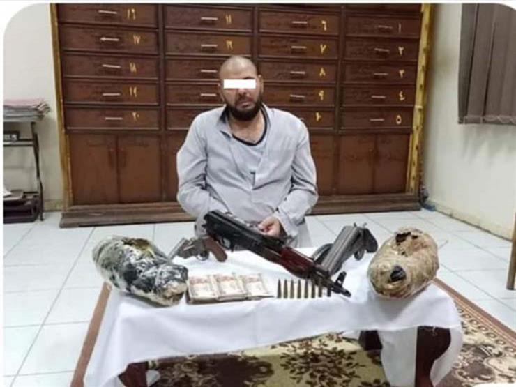 ضبط أحد الأشخاص لقيامه بالإتجار في الأسلحة النارية والمواد المخدرة بالشرقية ضبط أحد الأشخاص لقيامه بالإتجار في الأسلحة النارية والمواد المخدرة بالشرقية