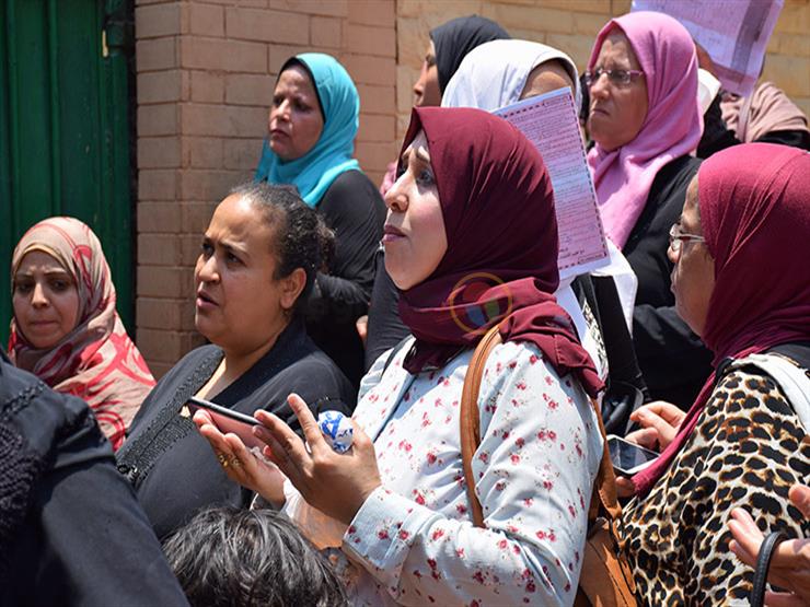 "قرآن وجرائد".. كيف يقضي أولياء أمور طلاب الثانوية ساعات الانتظار أمام اللجان؟ "قرآن وجرائد".. كيف يقضي أولياء أمور طلاب الثانوية ساعات الانتظار أمام اللجان؟