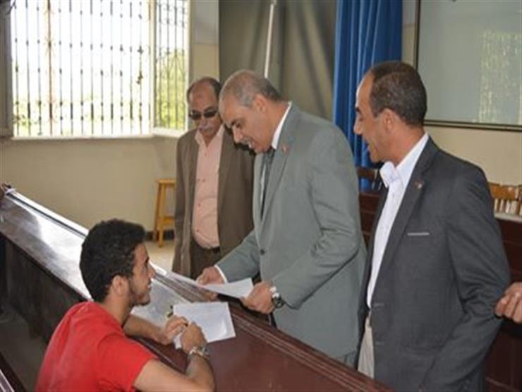 رئيس جامعة الأزهر يتفقد أعمال الامتحانات بكلية الزراعة في القاهرة رئيس جامعة الأزهر يتفقد أعمال الامتحانات بكلية الزراعة في القاهرة